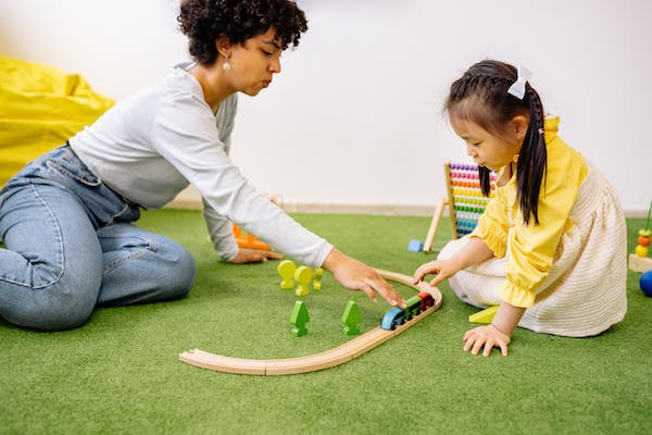 Mère et fille qui joue